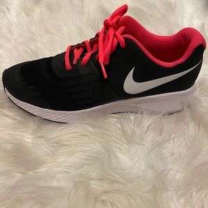 Women’s Nike shoes size 6